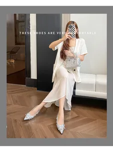 Vista dettagliata di ballerine argentate con fiocchi di strass indossate con stile