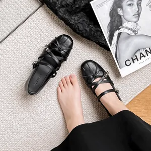 Elegante Franse stijl zwarte ballerina Mary Janes met een decoratieve strik en riempjes
