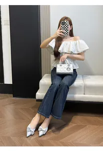 Eleganti ballerine a punta argento con fiocco di cristallo indossate da modella.