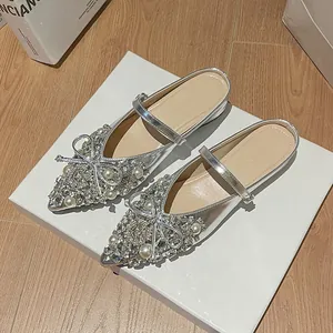 Elegante silberne Pantoletten mit spitzer Zehenkappe und glitzernden Strass-Schleifen