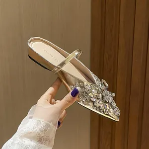 Elegante spitze flache Mules mit funkelnden Strass- und Perlenblumenakzenten