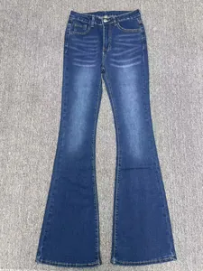 Vista dettagliata dei jeans a zampa in denim elasticizzato a vita alta con lavaggio vintage