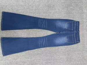 Vista posteriore di jeans a zampa a vita alta in denim elasticizzato blu da donna.