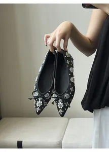 Eleganti scarpe basse nere a punta stile francese con strass e dettaglio fiocco
