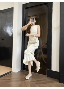 Dettaglio delle eleganti ballerine stile francese con fiocco di strass lucidi