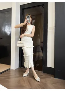 Eleganti scarpe basse a punta con dettaglio di fiocco in strass per un look raffinato