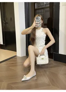 Eleganti ballerine da sposa a punta con fiocco di strass indossate da una modella