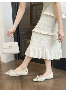 Ballerine a punta stile francese con strass scintillanti e delicato dettaglio a fiocco.