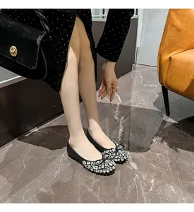 Detailansicht der schwarzen Ballerinas mit funkelnder Schleife aus Strasssteinen