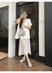Dettaglio di eleganti ballerine francesi con fiocco di strass e punta affusolata argento.