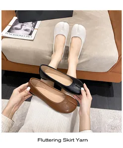 Detailansicht von Tabi-Ballerinas mit geteilter Zehenpartie in Weiß, Schwarz und Braun aus Leder