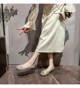Detailaufnahme eleganter champagnerfarbener Ballerinas mit funkelnden Strasssteinen