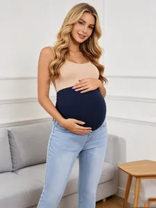 Vue détaillée d'un jean de maternité skinny avec panneau de soutien ventral bleu marine.