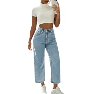 Jean femme taille haute en denim bleu clair à jambe large et coupe droite courte