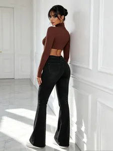 Vista posteriore di eleganti jeans svasati neri elasticizzati con design retrò a zampa