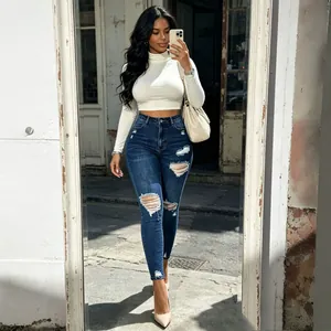 Jean skinny déchiré taille haute bleu foncé à la mode sur mannequin dans miroir