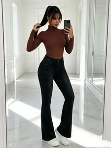 Eleganti jeans neri a vita alta svasati per un look retrò e versatile.