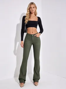 Modella che indossa jeans flare a vita alta verde oliva con un crop top nero