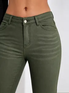 Dettaglio di jeans a zampa elasticizzati verde oliva a vita alta con trama del tessuto