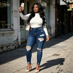 Vue street style d'une femme portant un jean skinny déchiré taille haute bleu foncé.