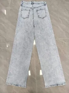 Vue arrière d'un jean bleu clair à taille haute et jambe large avec détails strass
