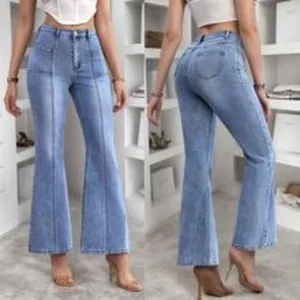 Dettaglio della vestibilità fronte e retro dei jeans a zampa elasticizzati azzurri.