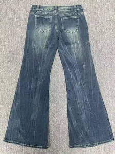 Vista posteriore di jeans svasati blu scuro retrò a vita bassa con lavaggio vintage