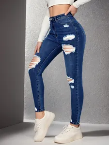 Vue détaillée d'un jean skinny déchiré à taille haute avec détails usés.