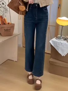 Jean droit taille haute bleu foncé pour femme avec de subtils détails en strass
