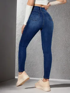 Vue arrière d'un jean en denim skinny bleu foncé élastique à taille haute pour femmes