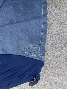 Détail de jeans de maternité montrant la bande de soutien abdominale élastique marine