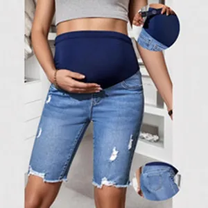 Vue détaillée d'un short en jean de maternité avec bandeau élastique bleu marine