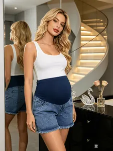 Short de grossesse en jean avec bandeau de soutien élastique et ourlet effiloché