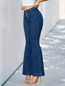 Vista laterale dettagliata di jeans a zampa blu scuro a vita alta con bottoni decorativi