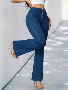 Dettaglio di jeans a zampa a vita alta con patta a bottoni e ampie tasche frontali.