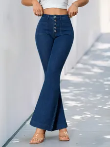 Modella indossa jeans svasati blu scuro a vita alta con bottoni e tasche anteriori