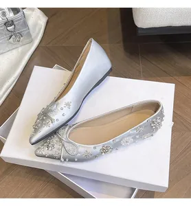 Dettaglio ballerine argento a punta con fiocco di strass e decorazioni scintillanti