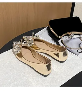 Eleganti ballerine da sposa dorate con fiocco in strass e perle sulla punta a punta