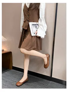 Braune Tabi-Schuhe mit geteilten Zehen für Damen in einem Lifestyle-Look