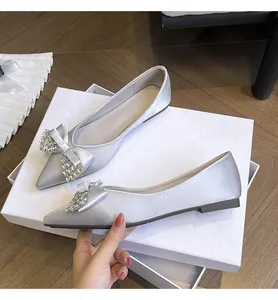 Eleganti ballerine a punta argento con un dettaglio fiocco in strass scintillanti