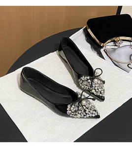 Eleganti ballerine nere a punta con fiocco di lusso decorato con strass e perline.