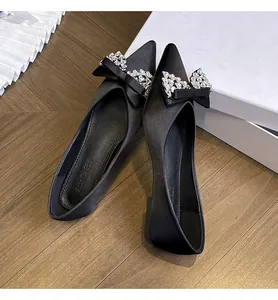Eleganti ballerine a punta in raso nero con decorazioni a fiocco di cristalli lucenti