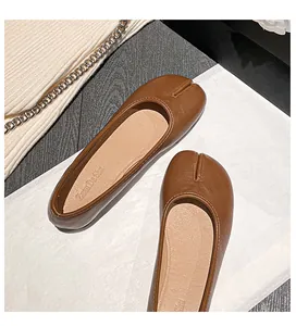 Detailansicht der braunen Tabi-Ballerinas für Damen mit geteilter Zehenpartie aus Leder