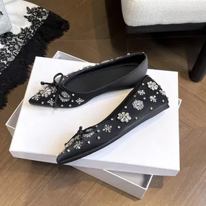 Eleganti ballerine nere in stile francese decorate con scintillanti fiocchi di strass