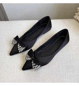 Eleganti ballerine nere a punta caratterizzate da un fiocco in strass scintillanti