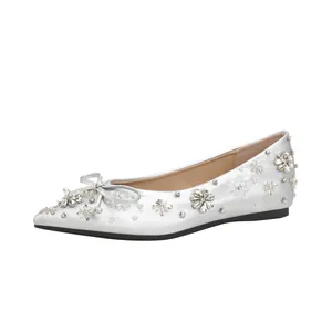 Eleganti ballerine a punta argento con fiocco di strass e accenti di cristallo lucente