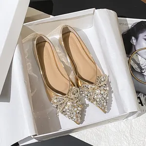 Eleganti scarpe da sposa piatte dorate a punta con un grande fiocco di strass chic