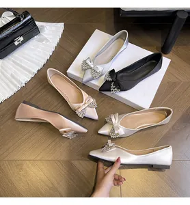 Eleganti ballerine in raso a punta con fiocchi di strass brillanti in vari colori