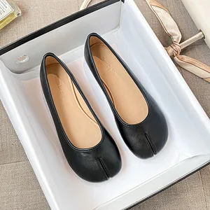 Elegante minimalistische schwarze Tabi-Ballerinas präsentiert in einer stilvollen Geschenkbox