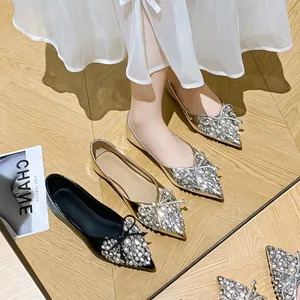 Eleganti scarpe da sposa piatte a punta con strass e fiocco in colore argento e oro